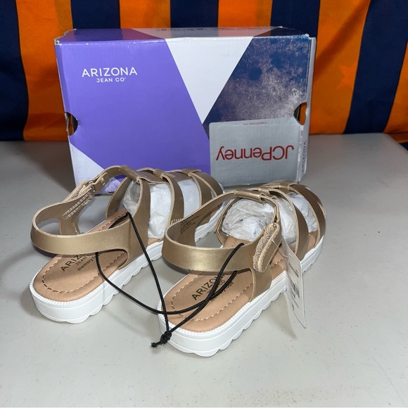 New ARIZONA JEANS CO.
GIRLS COASTAL METALLIC GOLD SLINGBACK FLAT SANDALS SIZE 2M - Picture 6 of 9